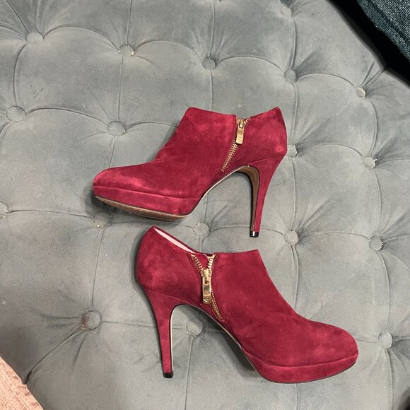 Vince Camuto Women's  Elvin Heel ankle booties with gold zippers red suede - Picture 2 of 10